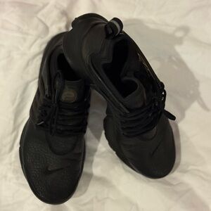 Nike Black Women’s Sneakers Size 7